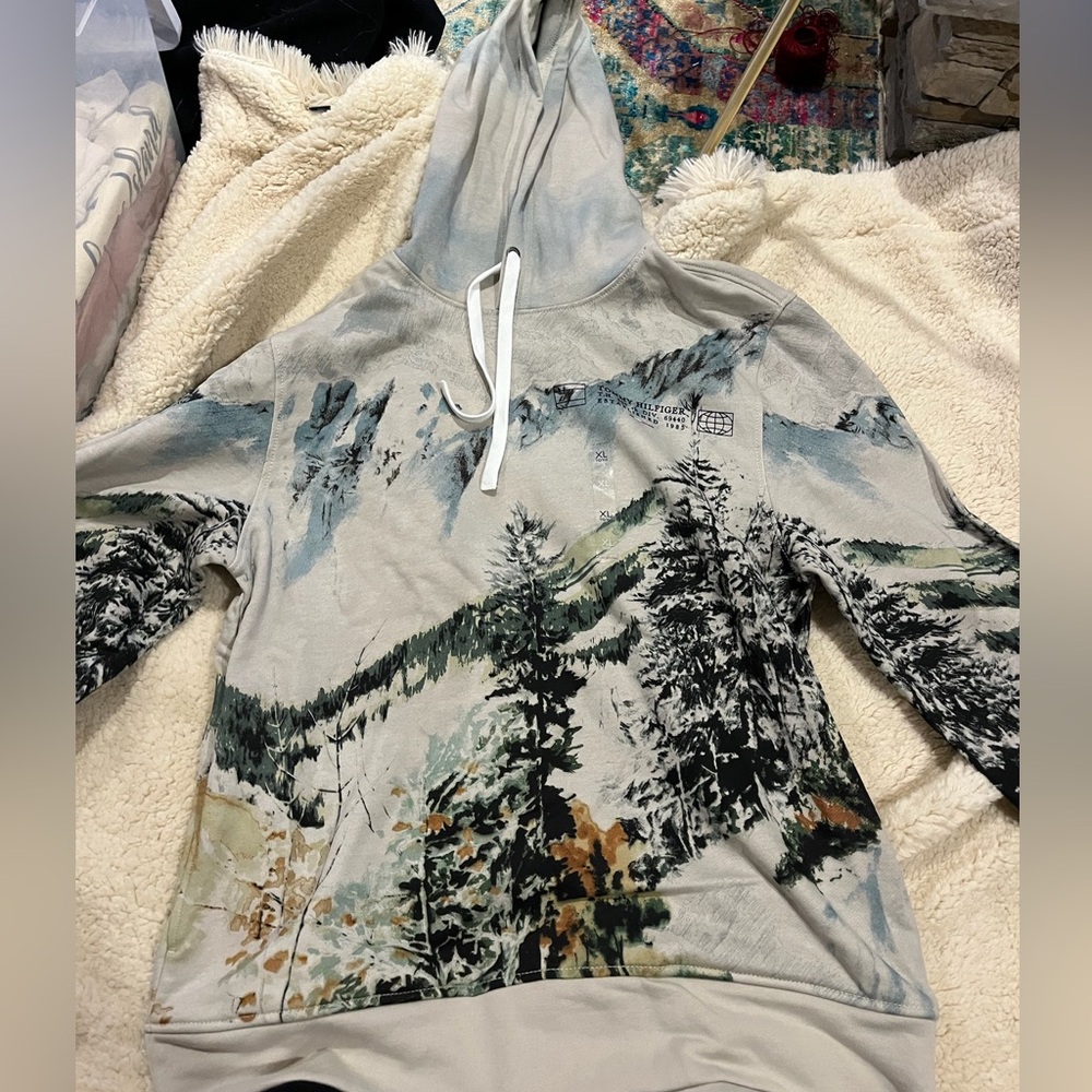 Tommy Mountain-y Sweatshirt